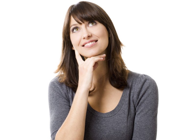 Zamyślona kobieta w szarym t-shircie