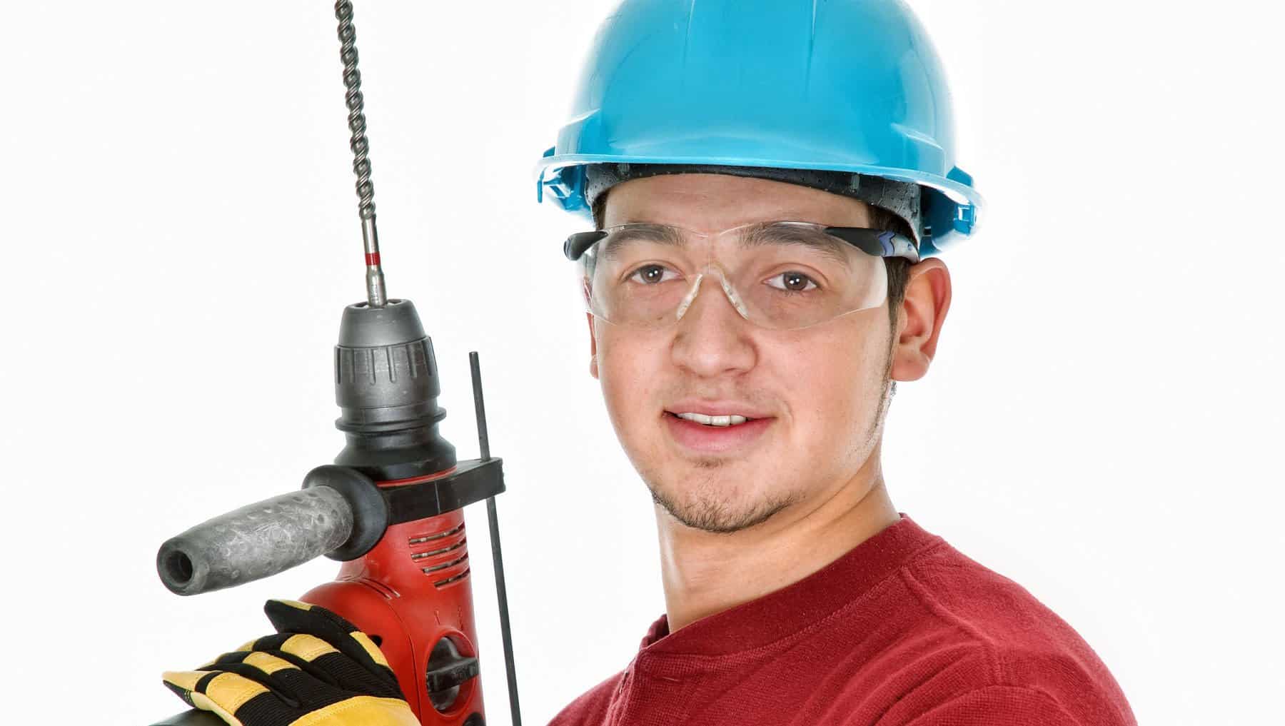 Pracownik montażowy w niebieskim kasku