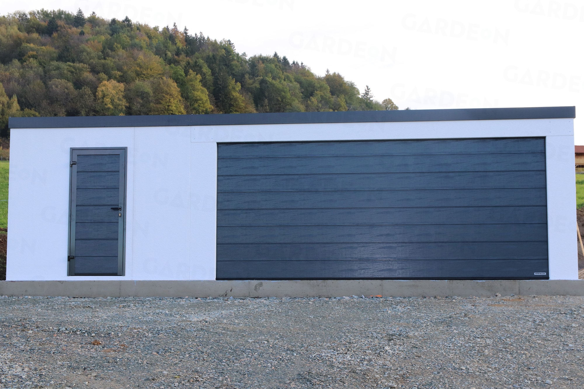 Montowany garaż na dwa samochody w białym tynku