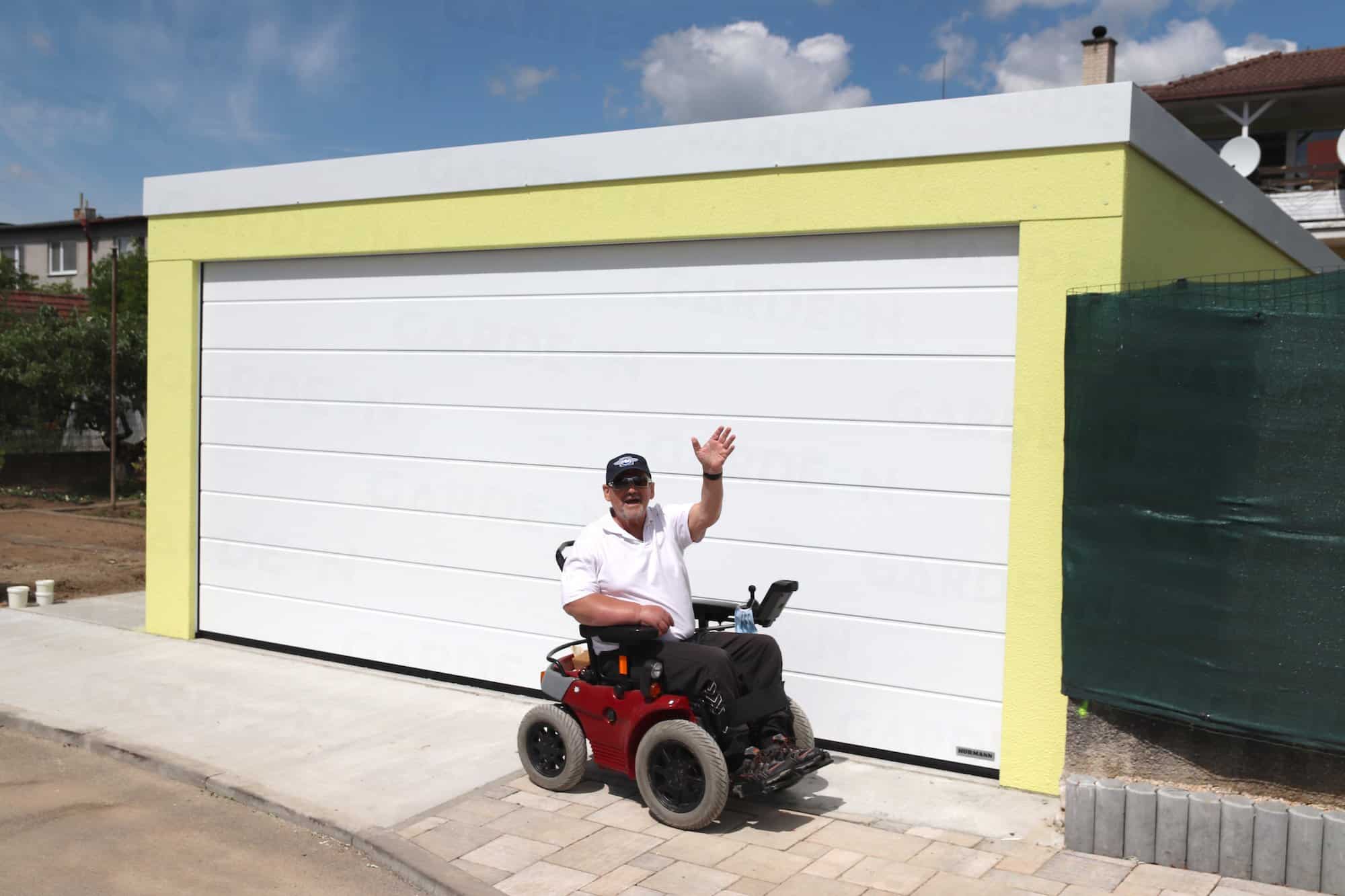Klient przed garażem modułowym