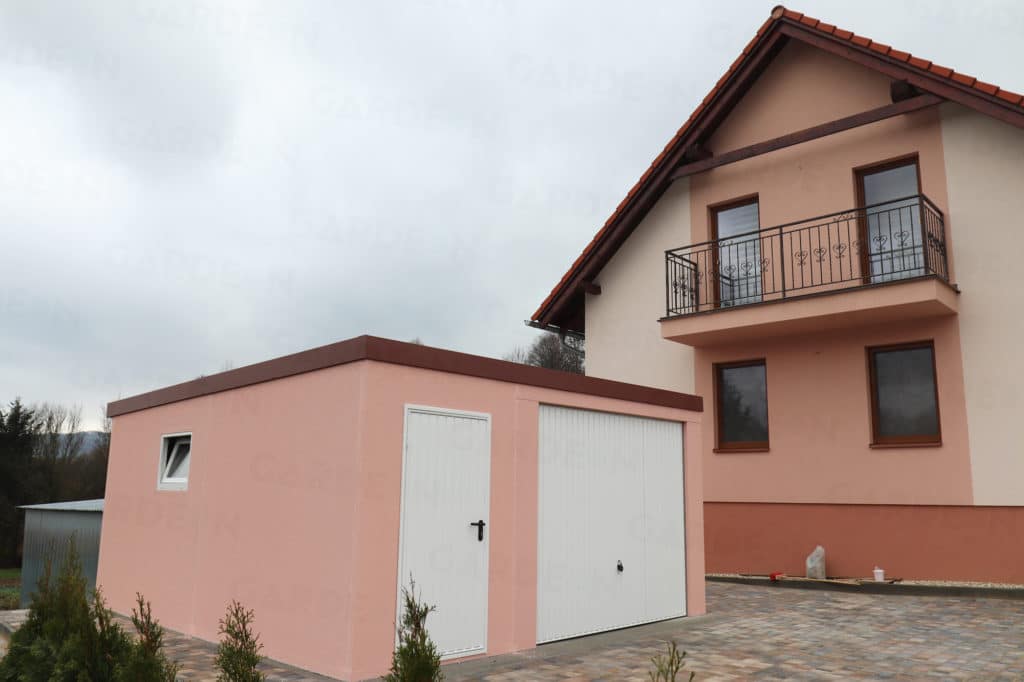 Atypowa jednostanowiskowa garaż przy domu w r&oacute;żowym tynku