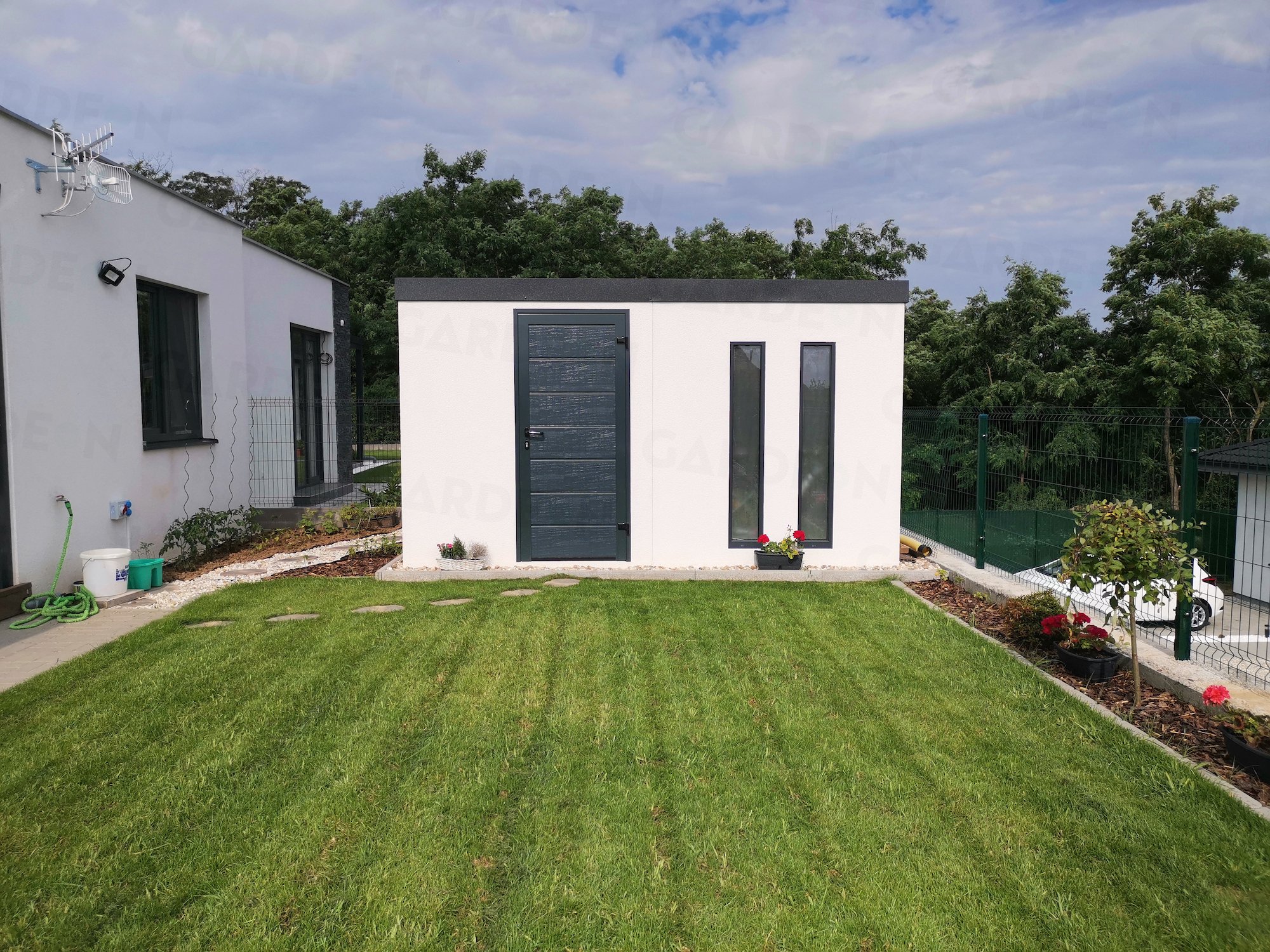 Domek ogrodowy z dwoma świetlikami