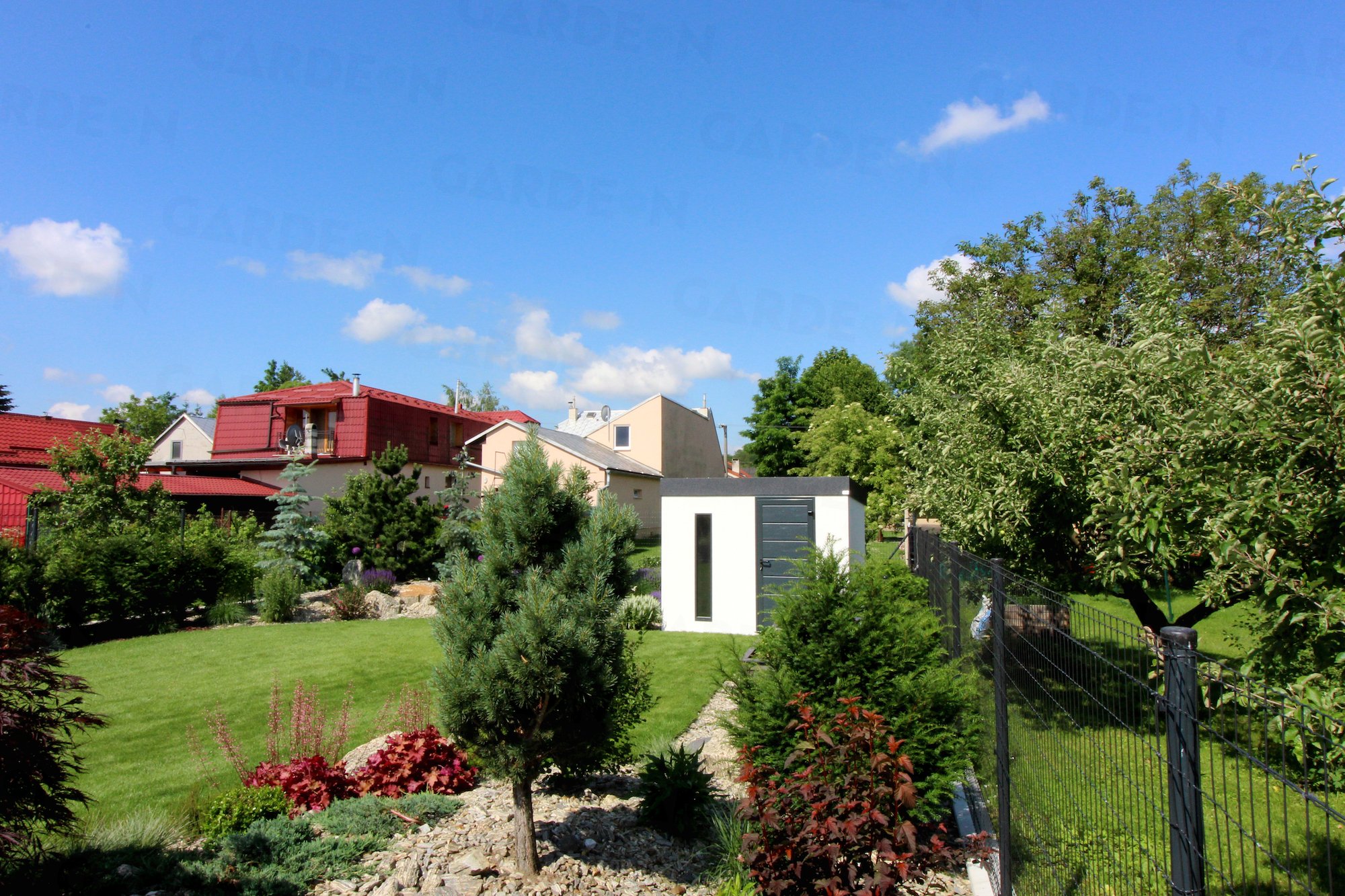 Domek ogrodowy w ogrodzie ozdobnym