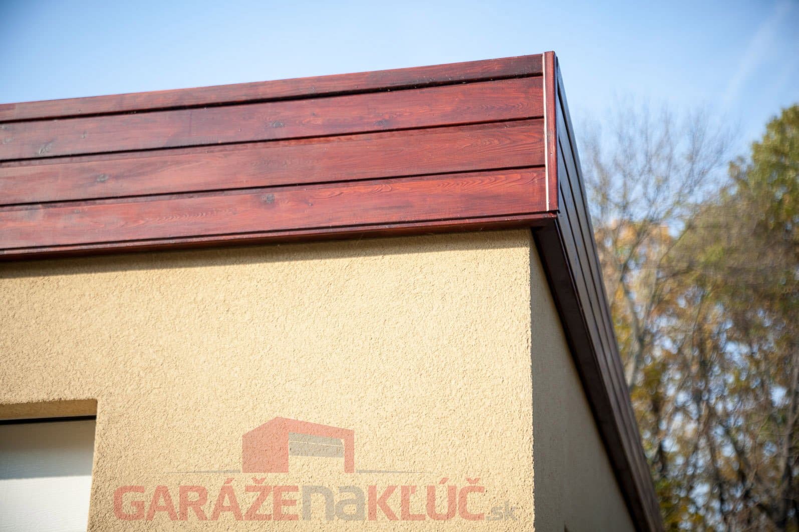 Drewniana attyka na garażu modułowym