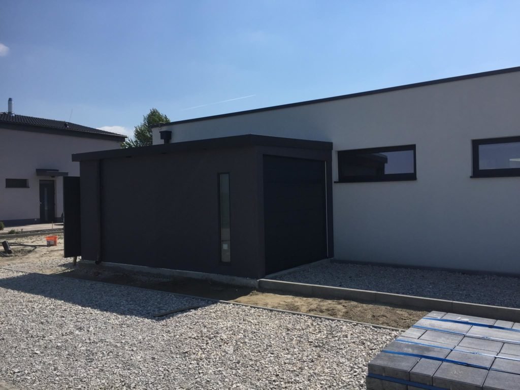 Czarny montowany garaż