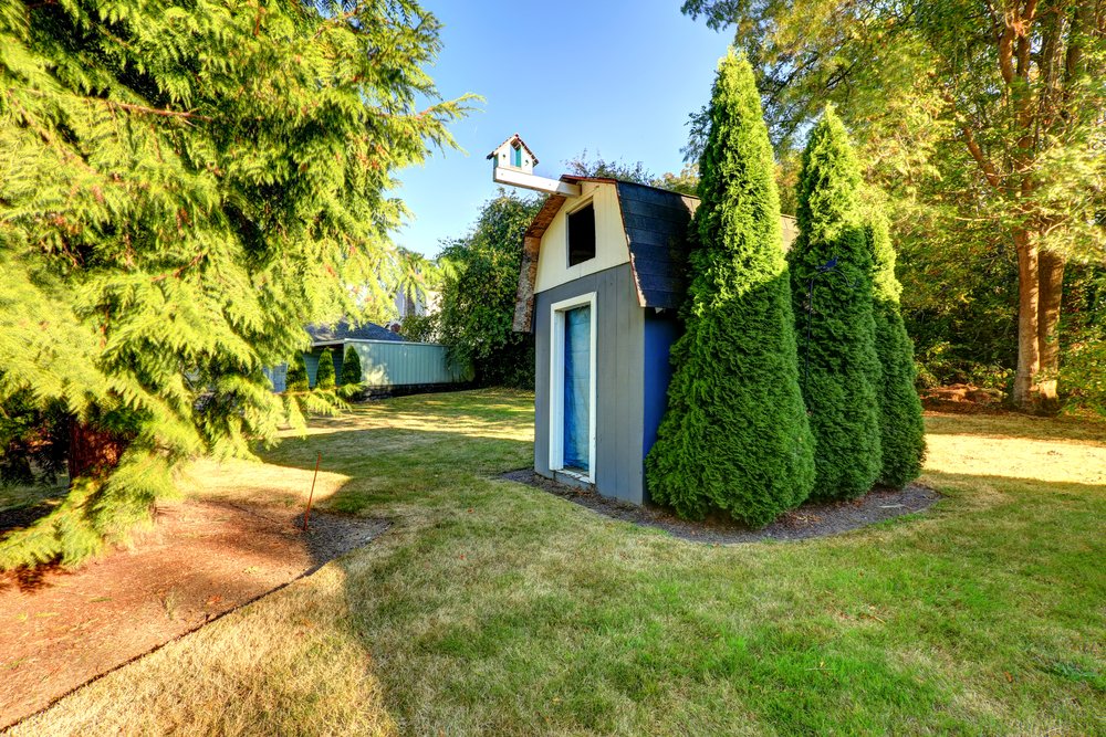 Drewniany domek ogrodowy w ogrodzie