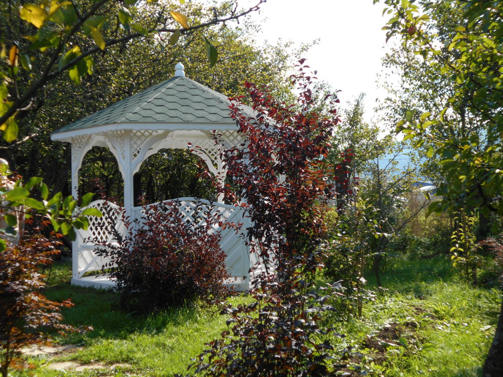 drewniana altana ogrodowa w białym kolorze