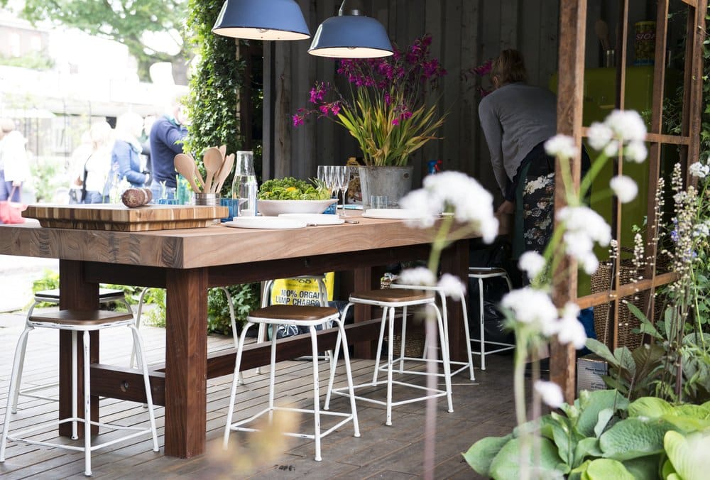 Drewniany stół pod zadaszeniem