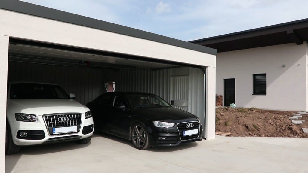 Samochody zaparkowane w garażu