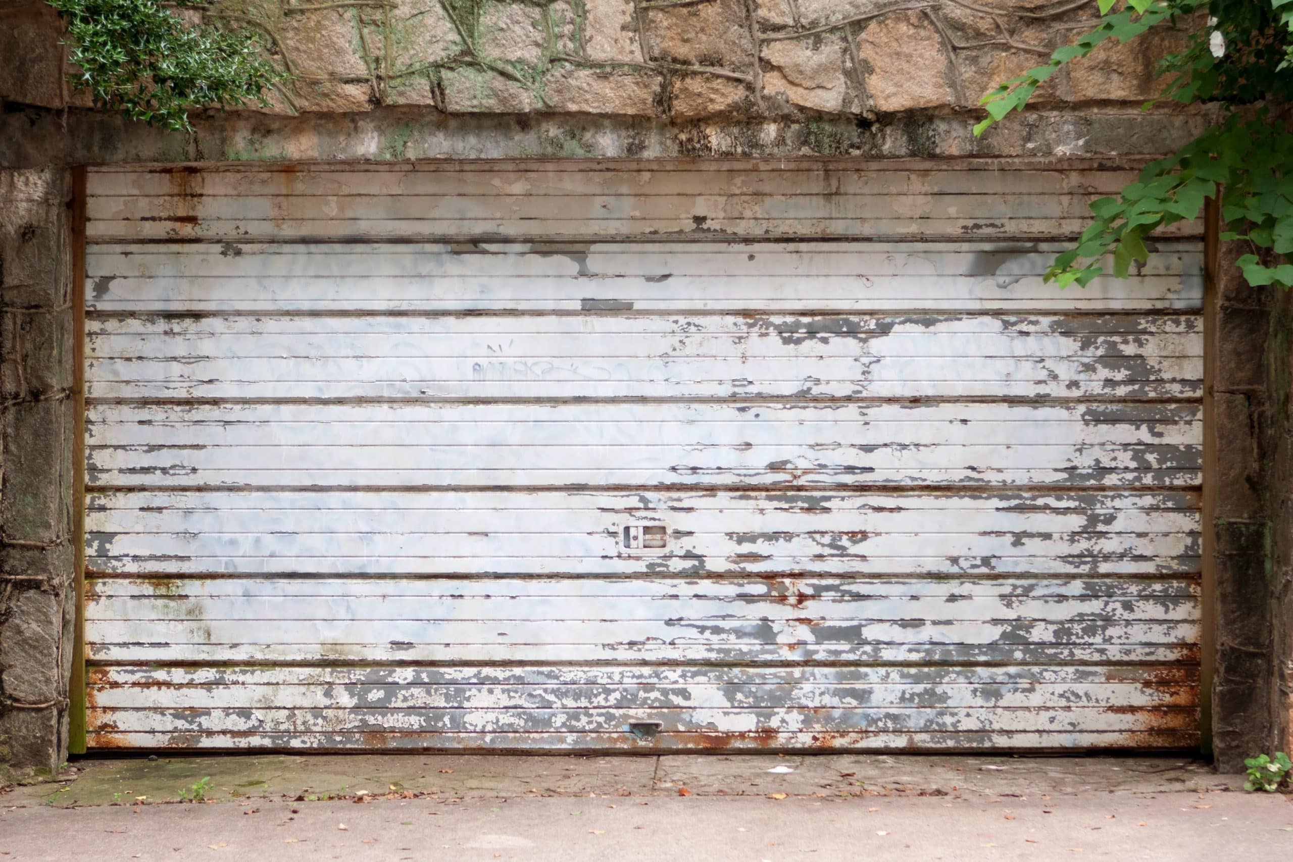 Stara brama garażowa