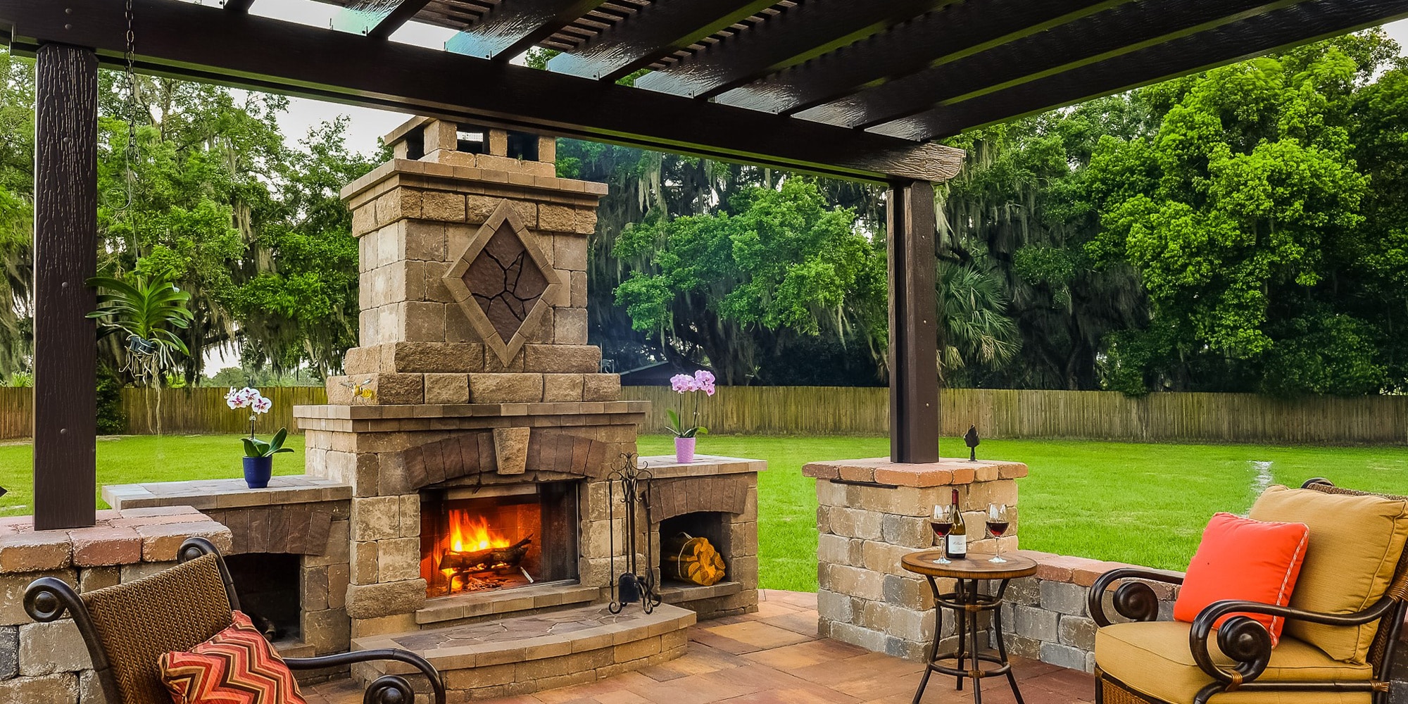 Kominek ogrodowy z miejscem do siedzenia