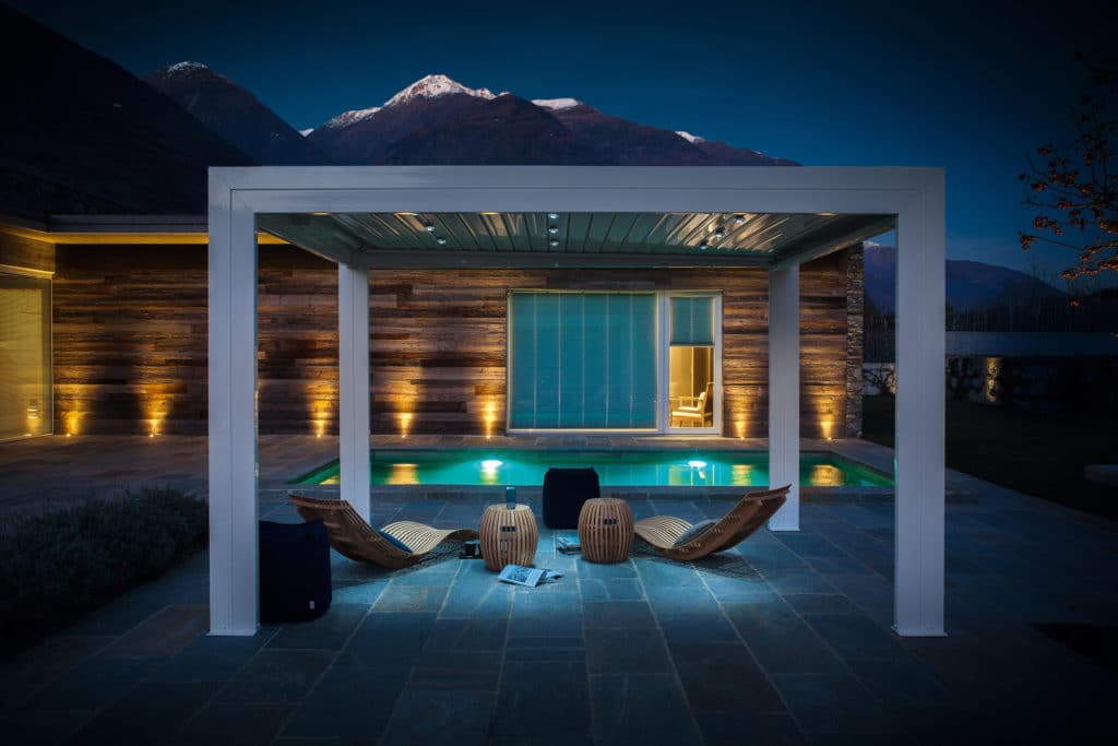 basen z leżakami pod wiatą