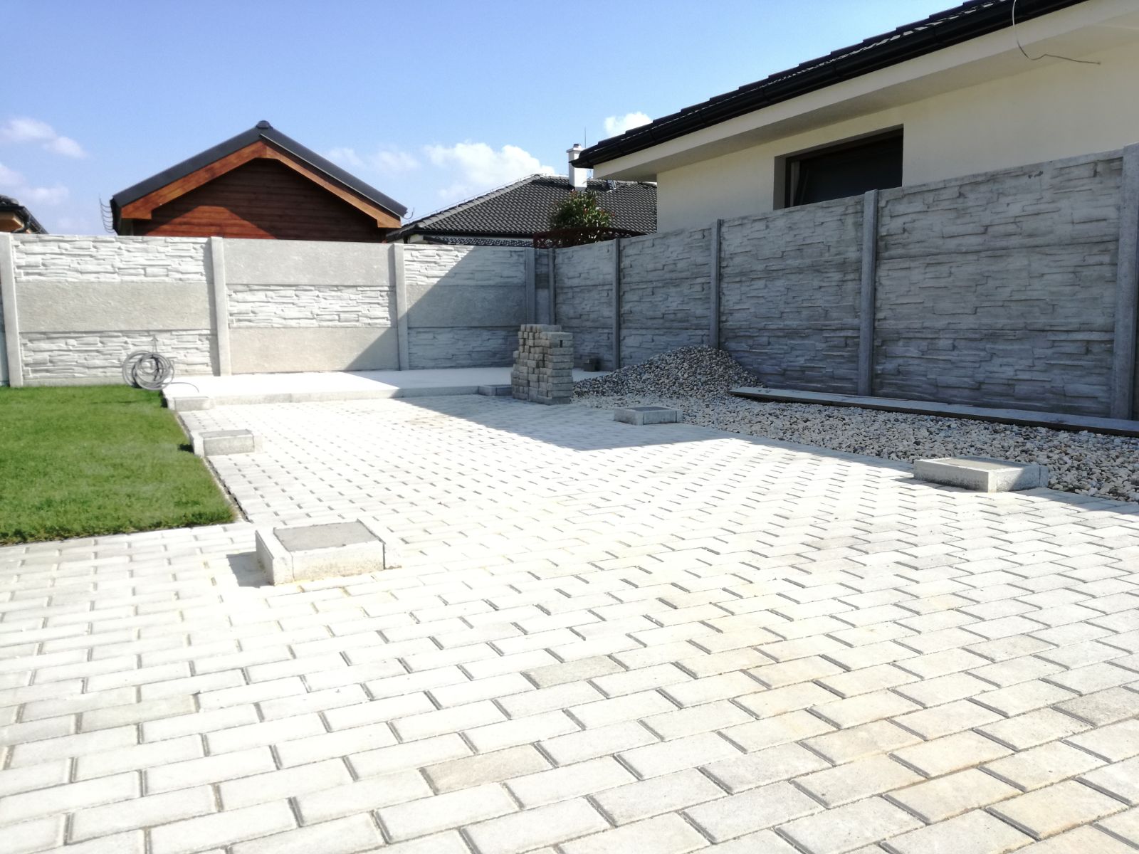 Kostka brukowa ze stopami pod domek ogrodowy z wiatą