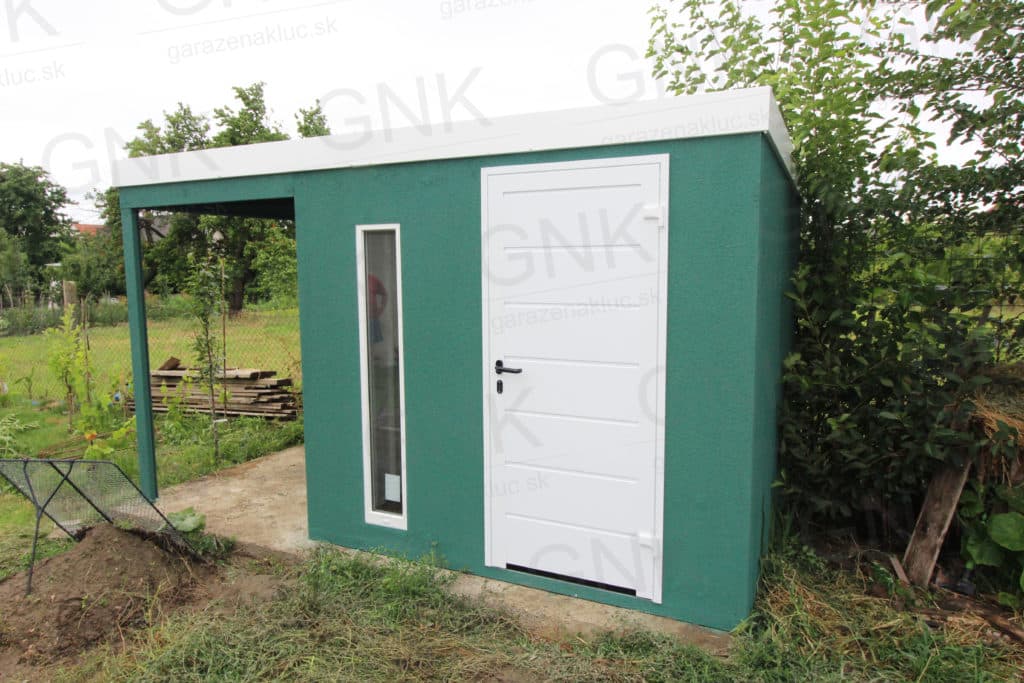 Modułowy domek ogrodowy w zielonym tynku z drzwiami Hormann LPU40