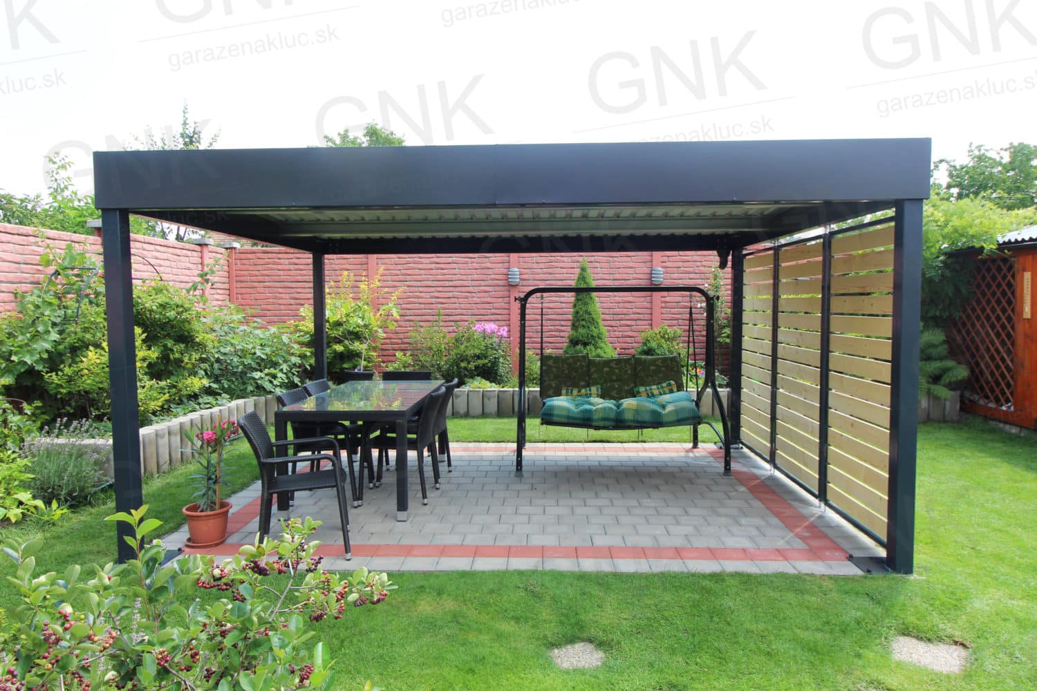 Nowoczesna pergola do wypoczynku w ogrodzie