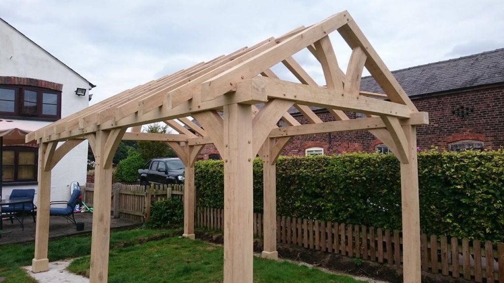 Drewniana wiata z dachem dwuspadowym