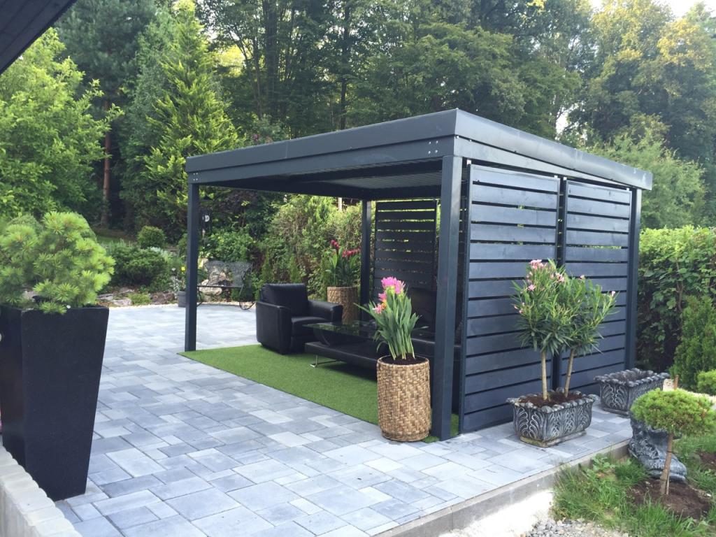 Ciemny fotel pod ciemną wiatą