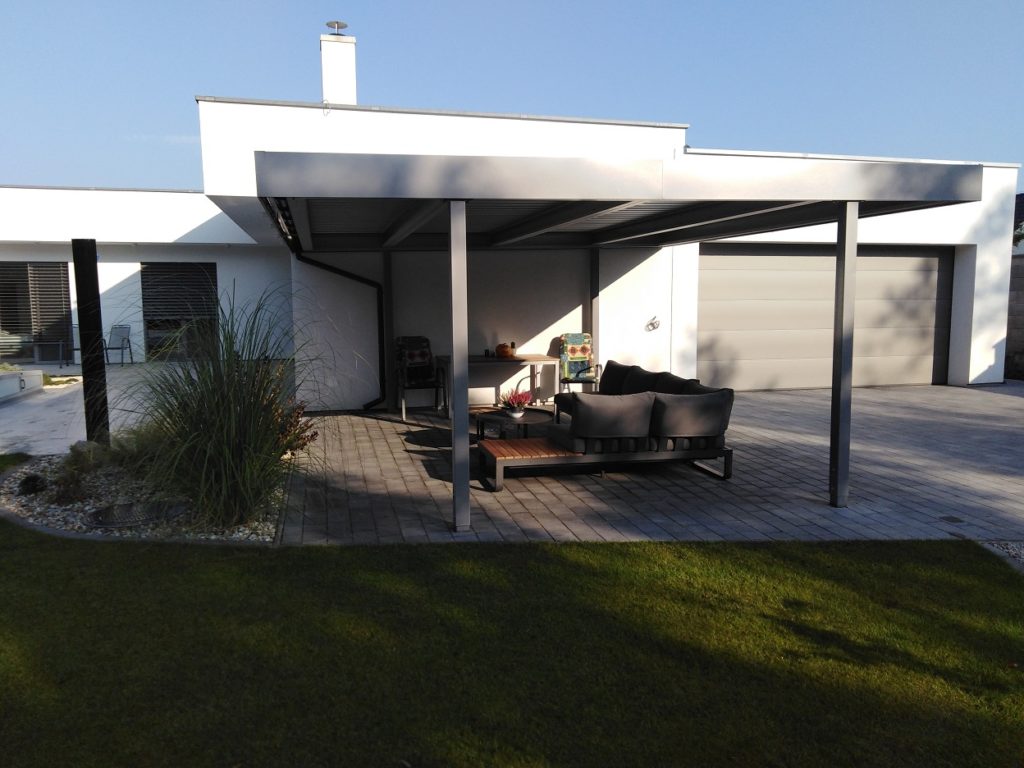 Pr&iacute;stre&scaron;ok nad terasou s poseden&iacute;m