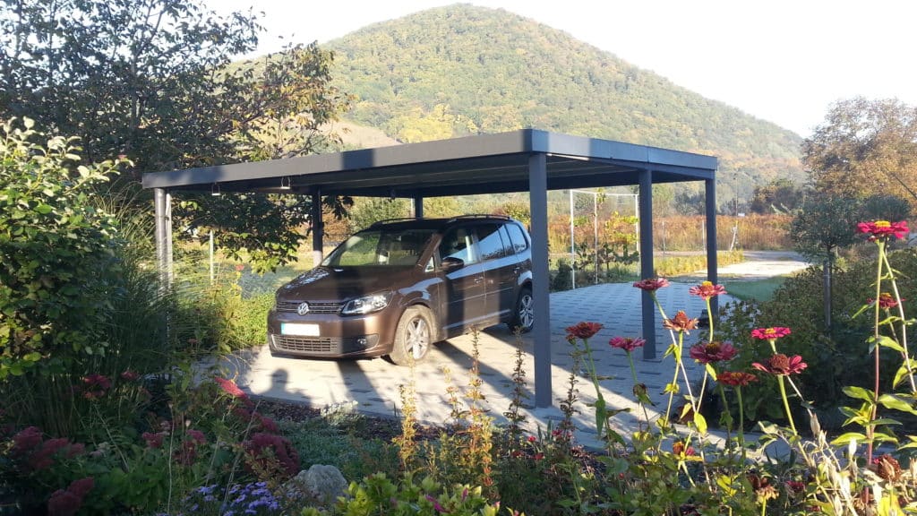 Tmav&eacute; auto pod pr&iacute;stre&scaron;kom