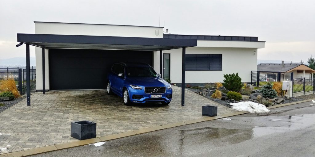 Modr&eacute; auto pod pr&iacute;stre&scaron;kom