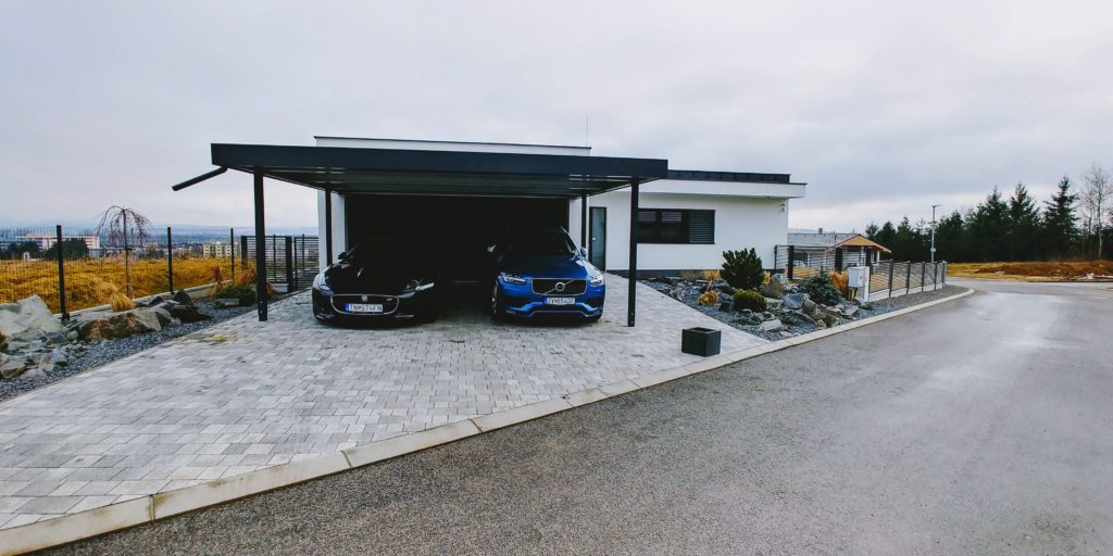 Modr&eacute; a čierne auto pod pr&iacute;stre&scaron;kom pre dve aut&aacute;