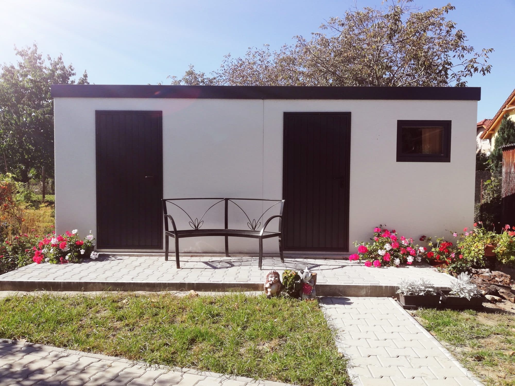 Dvojit&yacute; z&aacute;hradn&yacute; domček GARDEON v bielej omietke s hned&yacute;mi dverami Hormann