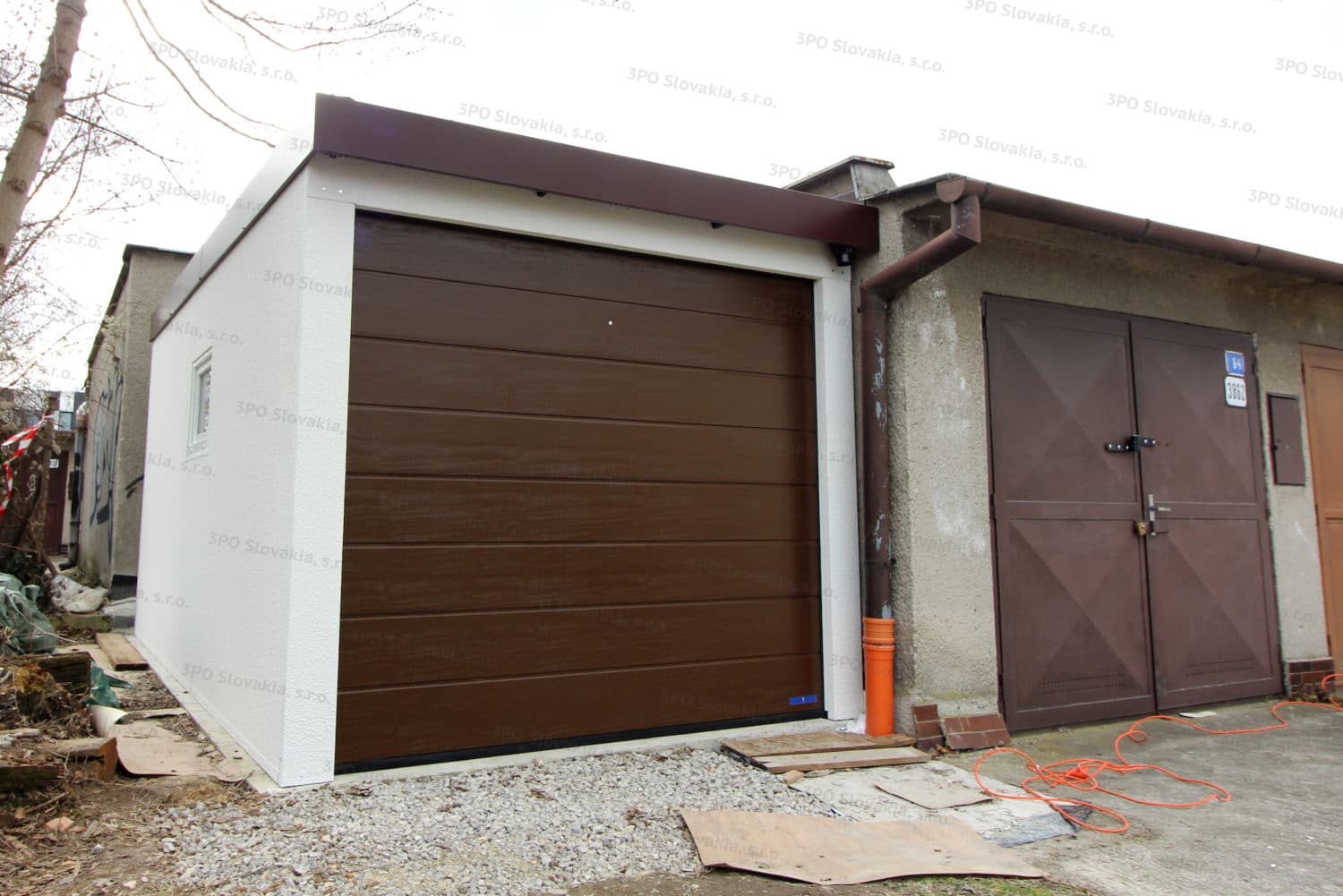 Garaż na jeden samochód GARDEON przy garażu betonowym