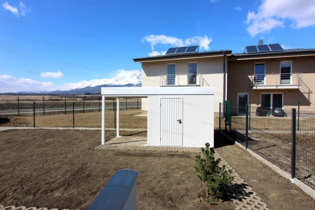 Modułowy domek ogrodowy GARDEON w kolorze białym w ogrodzie