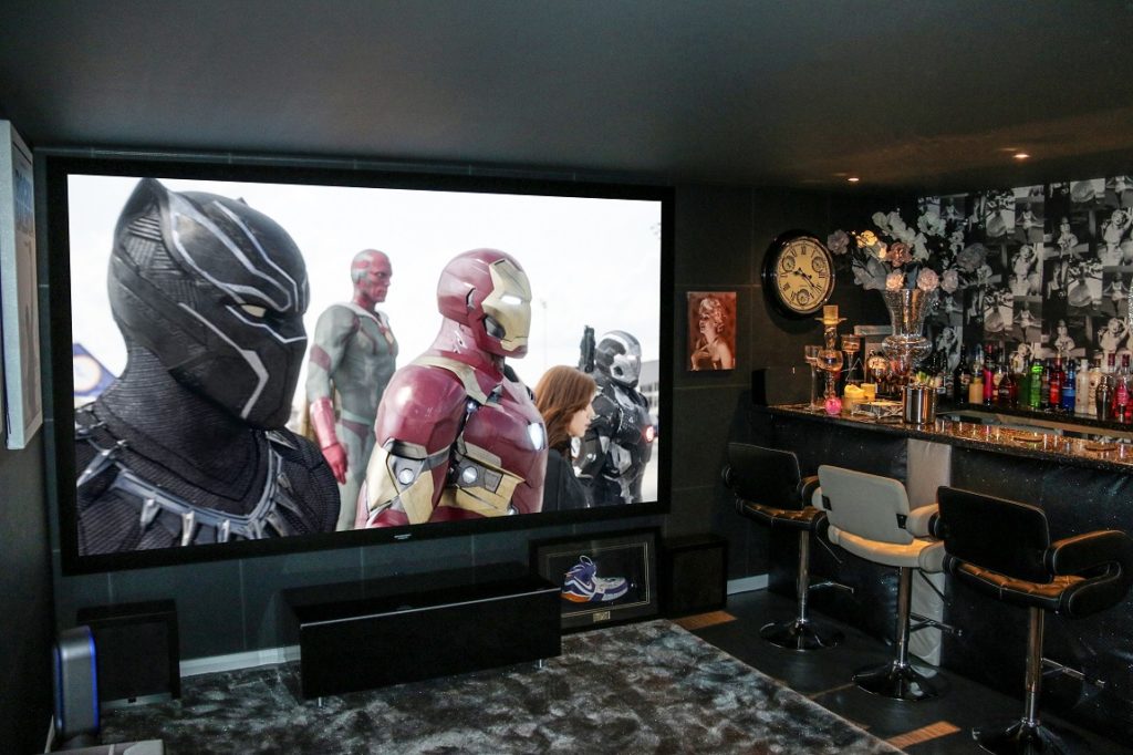 Duży telewizor plazmowy z barkiem