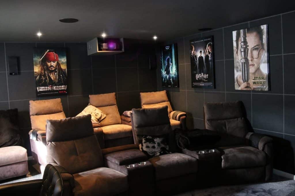 Wygodne fotele kinowe w garażu