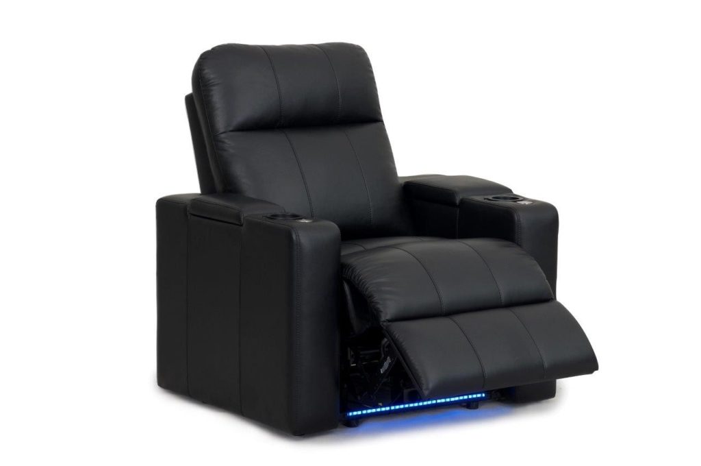 Ciemny fotel z oparciem