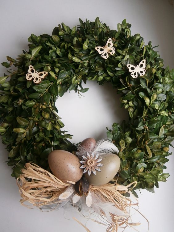 Wieniec wielkanocny z motylami i jajkami