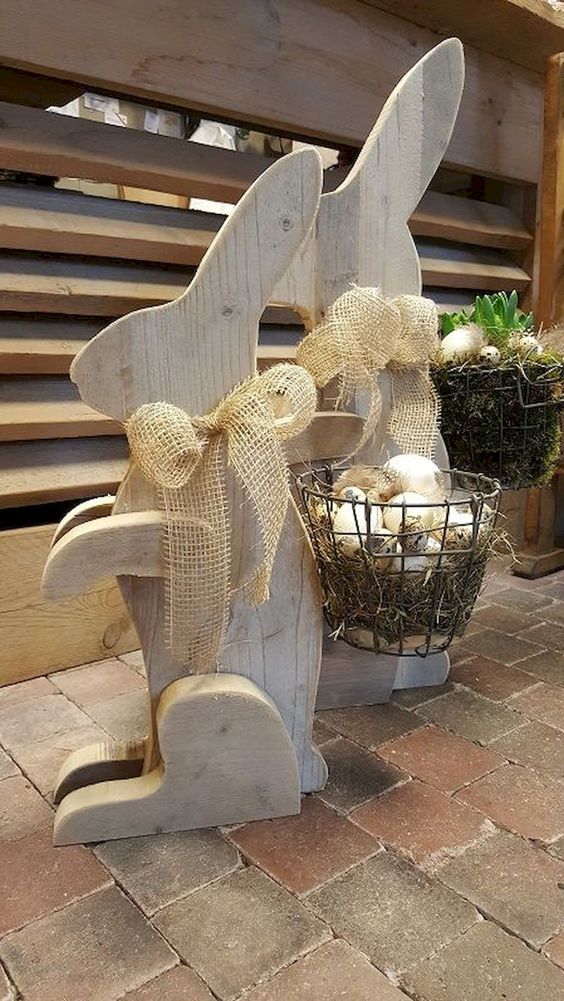 Drewniane zajączki z plecionymi koszykami