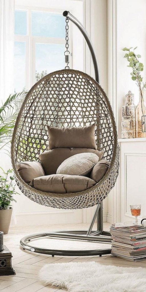 Brązowe wiszące krzesło-huśtawka