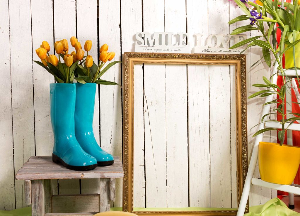 Tulipany w niebieskich kaloszach