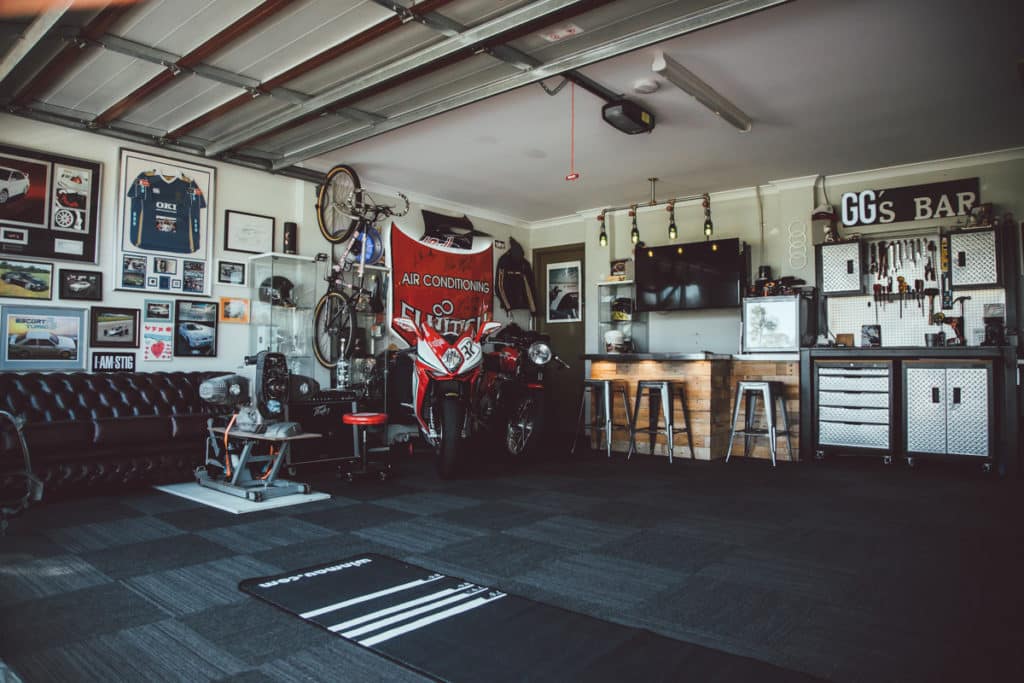 Małe barowe posiad&oacute;wki w garażu