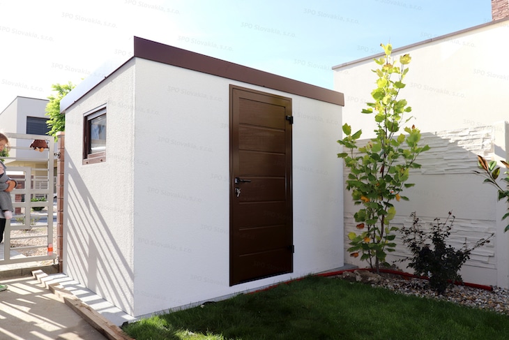 Modułowy domek ogrodowy GARDEON w białym tynku z brązowymi drzwiami Hormann LPU42