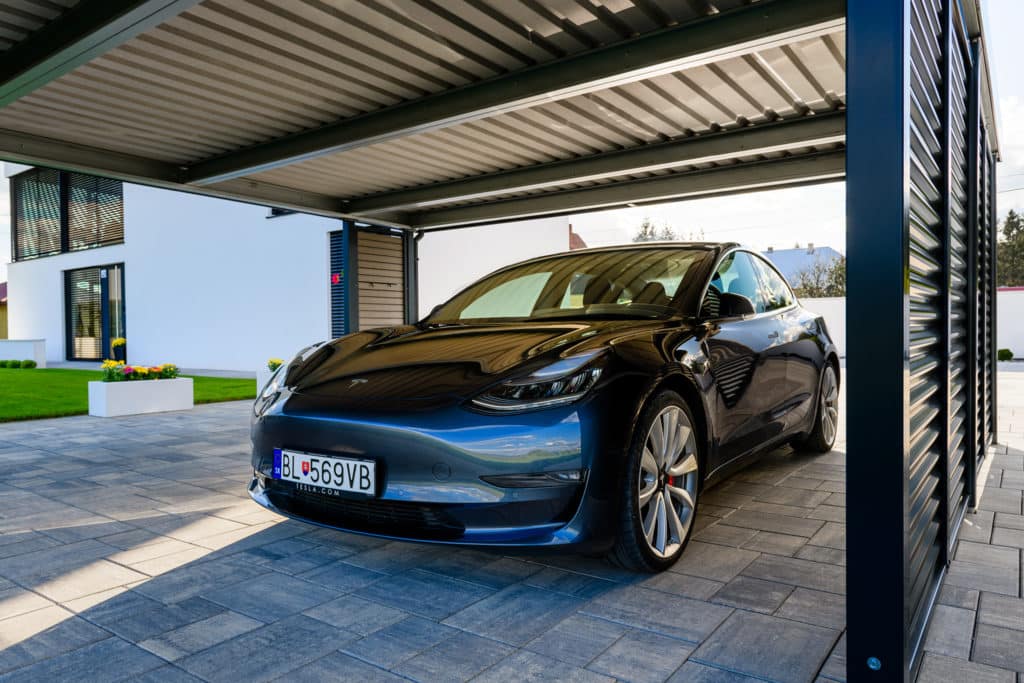 Tesla w wiacie SIEBAU w kolorze antracytowym