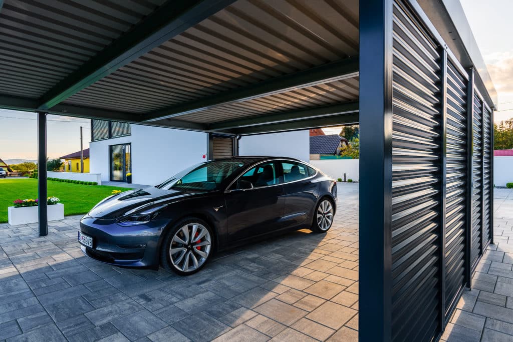 Tesla zaparkowana w wiacie SIEBAU w kolorze antracytowym