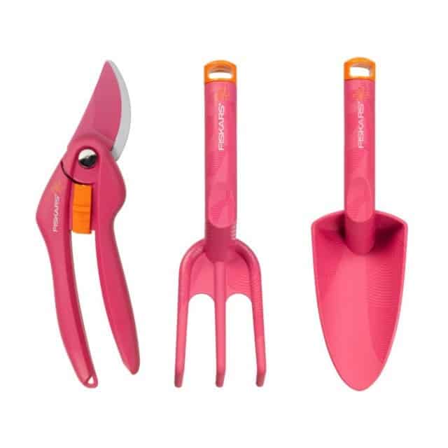 Tmavoružové hrabličky do záhrady