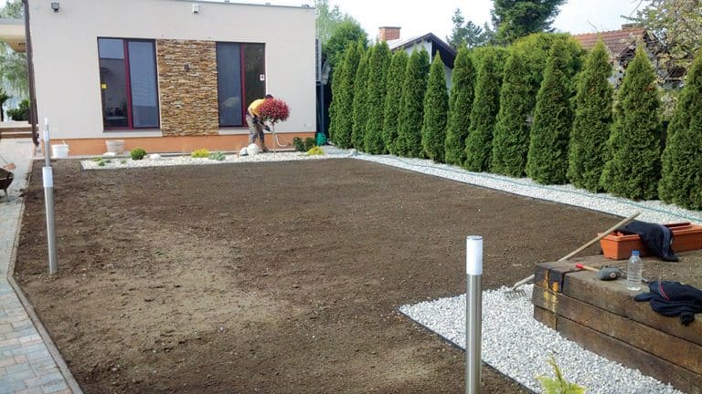 Wyr&oacute;wnana ziemia na działce