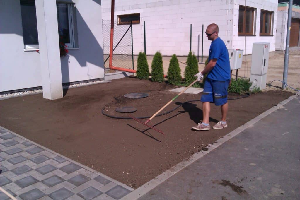 Pan wyr&oacute;wnuje teren