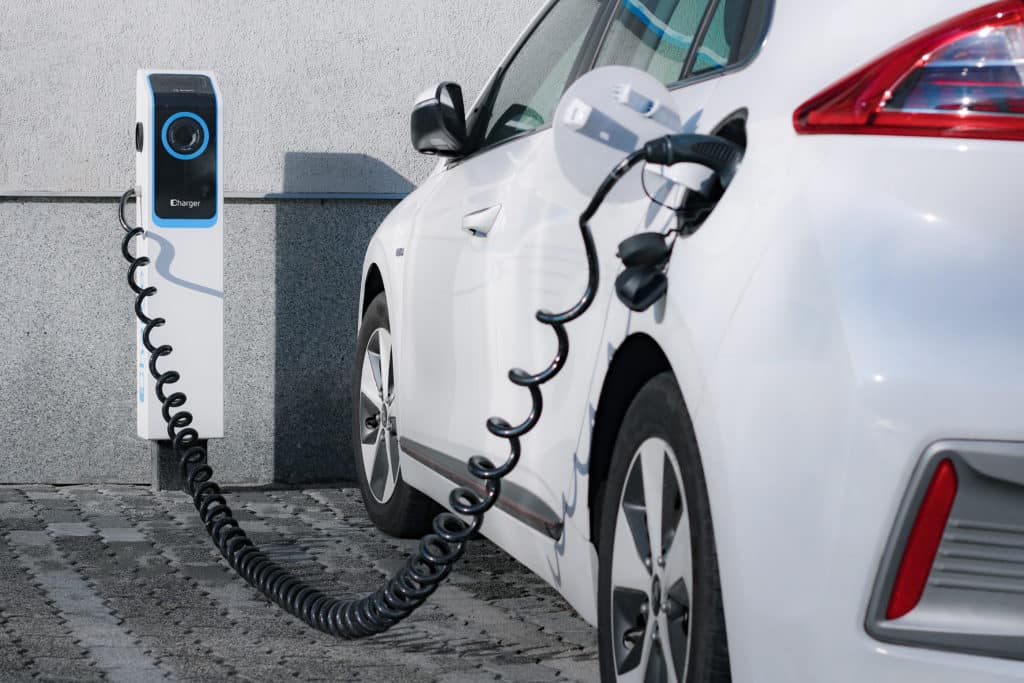 Samoch&oacute;d podłączony do samochodu elektrycznego