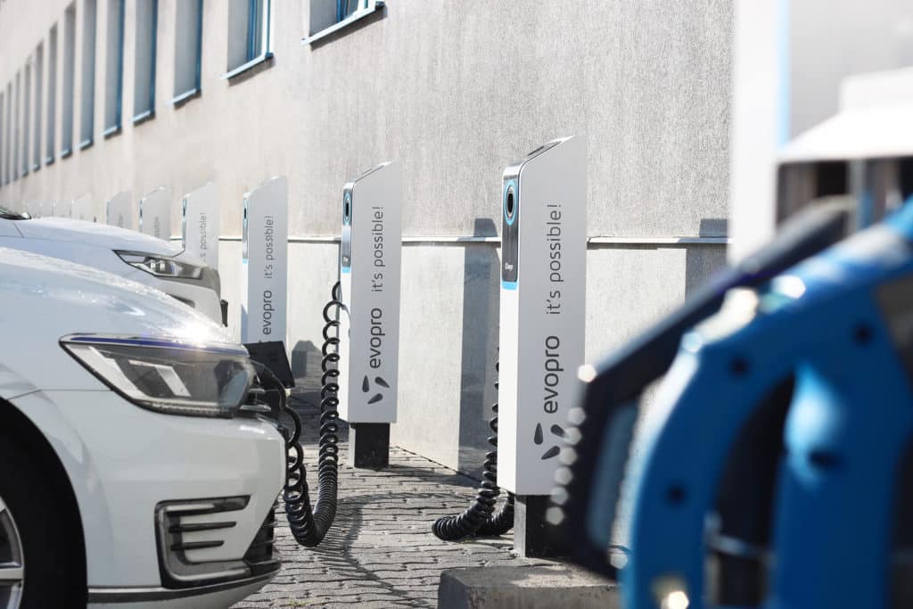 Samochody przy samochodzie elektrycznym