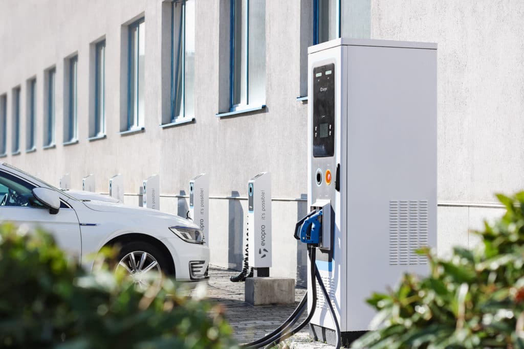 Samoch&oacute;d przy samochodzie elektrycznym