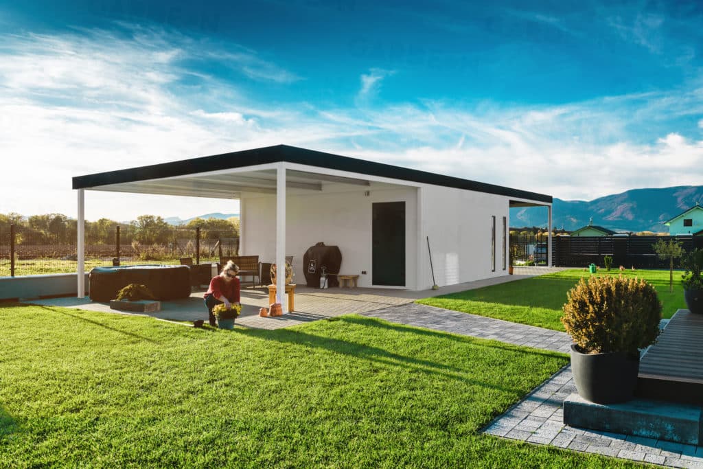 Garaż blaszany GARDEON z wiatą z tyłu