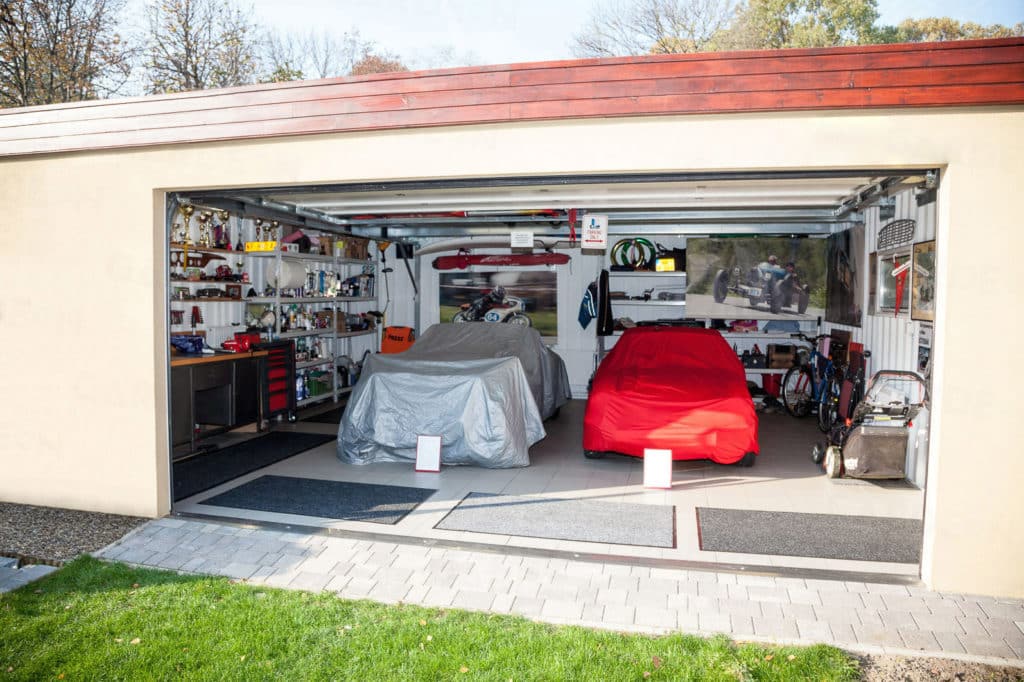 Garaż GARDEON na dwa samochody w beżowym tynku