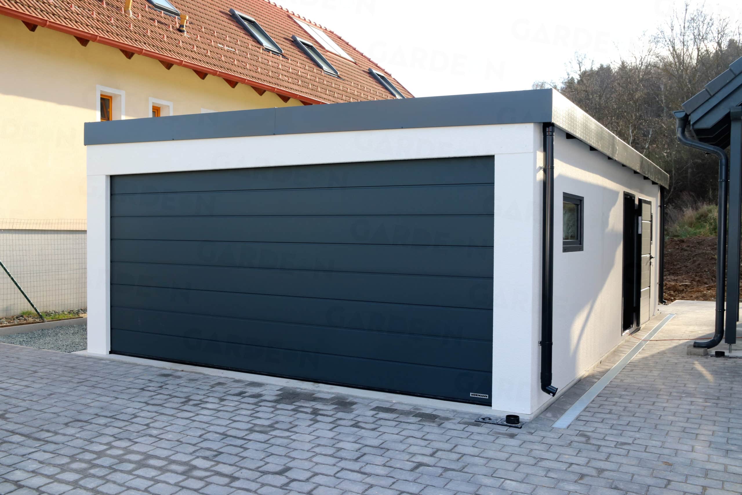 Garaż na dwa auta z bramą Hormann w kolorze antracytowym