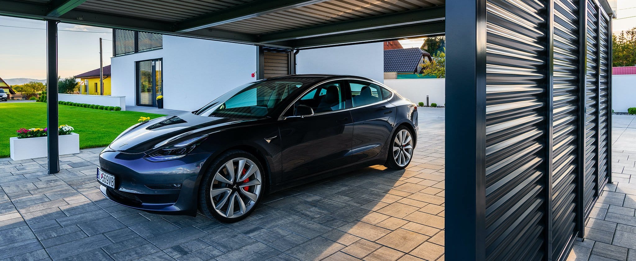 Samochód pod wiatą