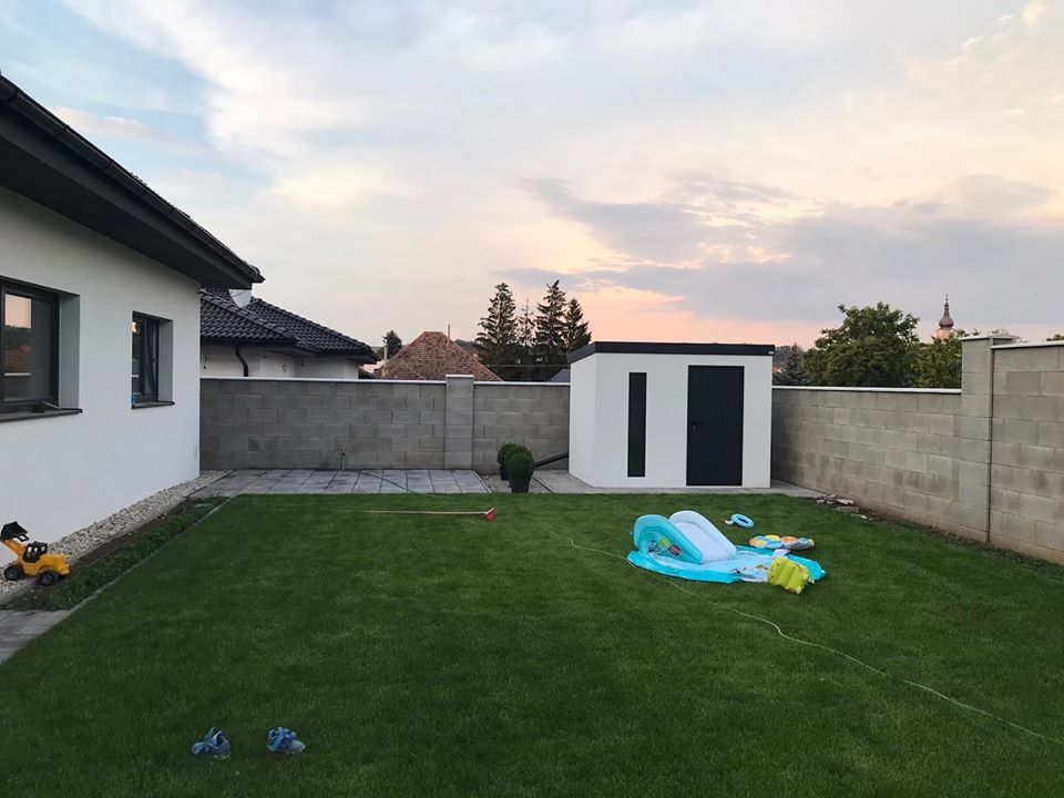 Domek ogrodowy na podw&oacute;rku